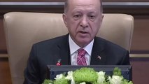 Erdoğan'ın kulağına söyledi; 