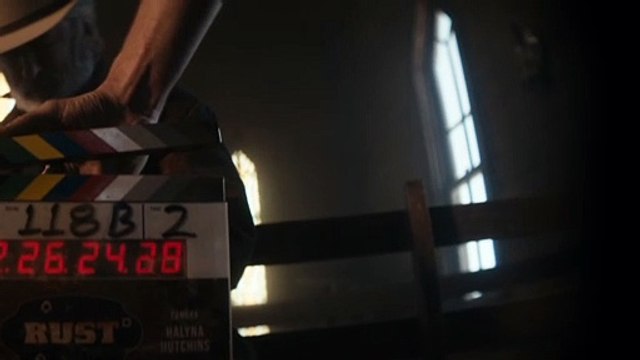 Alec Baldwin ensayando con la pistola con la que disparó a Halyna Hutchins - Gtres