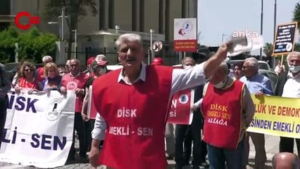 İzmir'de emeklilerden 'zamsız ikramiye' protestosu