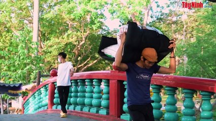 Nhọc nhằn nghề khuân vác trên núi Bà