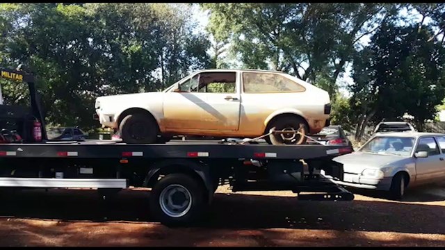 Carro que foi jogado contra empresa durante tentativa de furto é apreendido pela PM