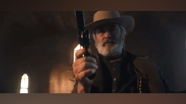 «Je suis sans voix» : la police diffuse de nouvelles images d’Alec Baldwin, juste après son tir mortel sur une cinéaste