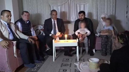 CHP Bursa İl Başkanı Karaca'nın Elektriği Kesik Evinde Ziyaret Ettiği Vatandaş: "2 Kişi 1200 Lira Su Faturası Gelir mi Nasıl Ödeyeyim?"