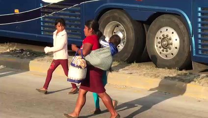 Manifestantes llevan a sus hijos en perrajes para participar en bloqueos