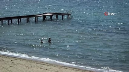 Balıkesir'de örnek işletmeci... Plaj kumlarını un eleği ile eliyor