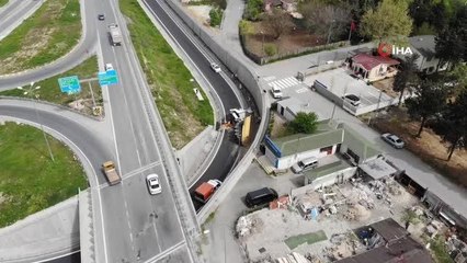 Virajı alamayan hafriyat kamyonu devrildi: 1 yaralı