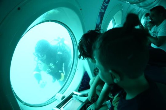 Turistik denizaltı Nemo Primero mavi derinliklere indi