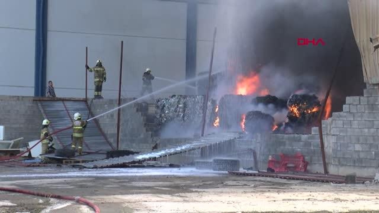 İZMİR'DE GERİ DÖNÜŞÜM FABRİKASINDAKİ YANGIN KONTROL ALTINA ALINDI