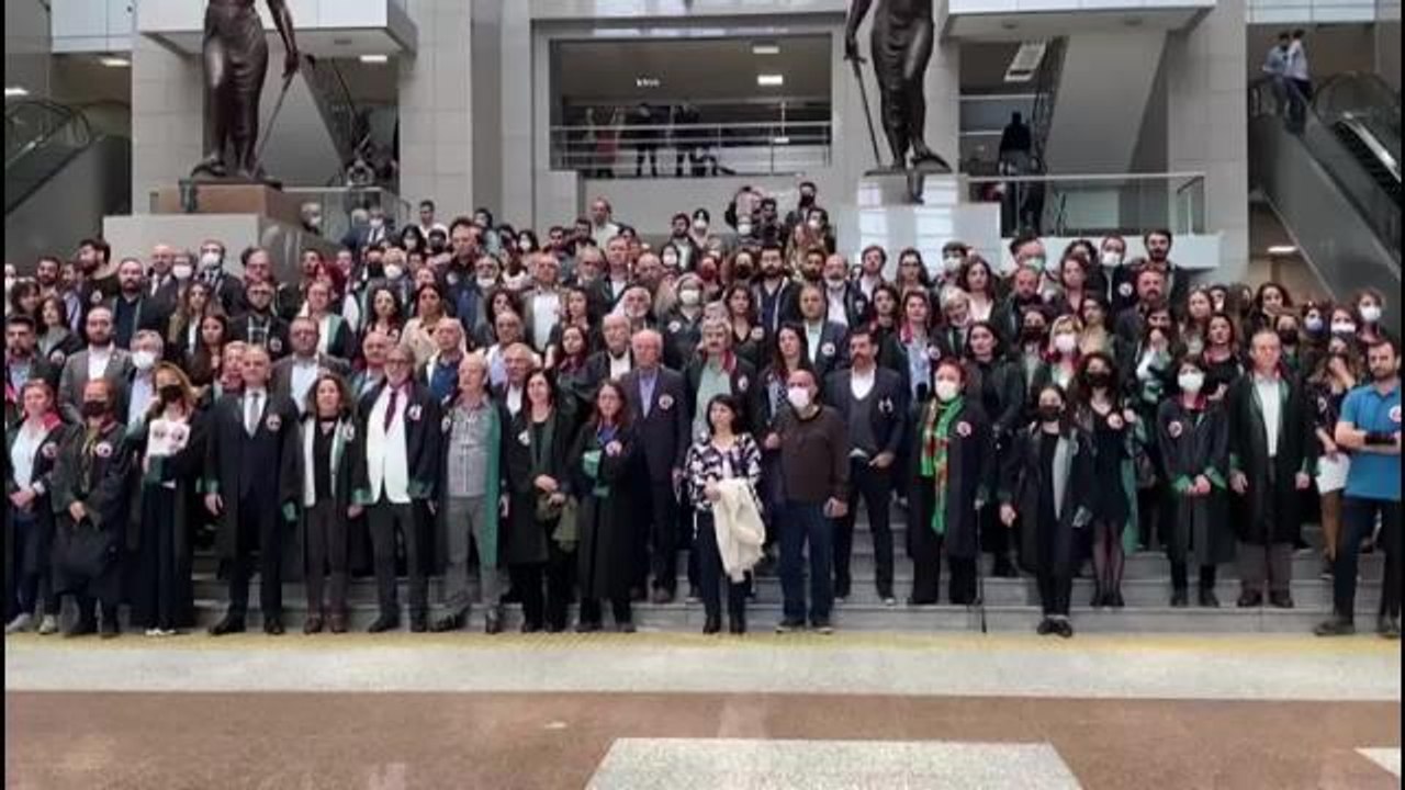 Avukatlardan Gezi Davası İçin Adalet Nöbeti. CHP'li Özel: "Biz Bu Diktatörü, Gezi Ruhuyla Bir Kez Daha Yeneceğiz"