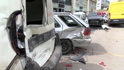 Hareket halinde yanan kamyoneti, tekerine taş koyarak durdurdu