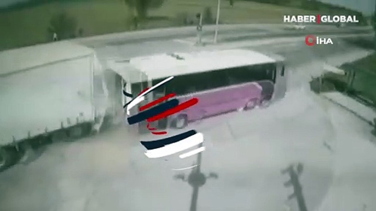 Sakarya'da feci kaza: Yolcu otobüsü şarampole uçtu
