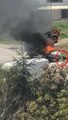 Hareket halinde yanan kamyoneti, tekerine taş koyarak durdurdu