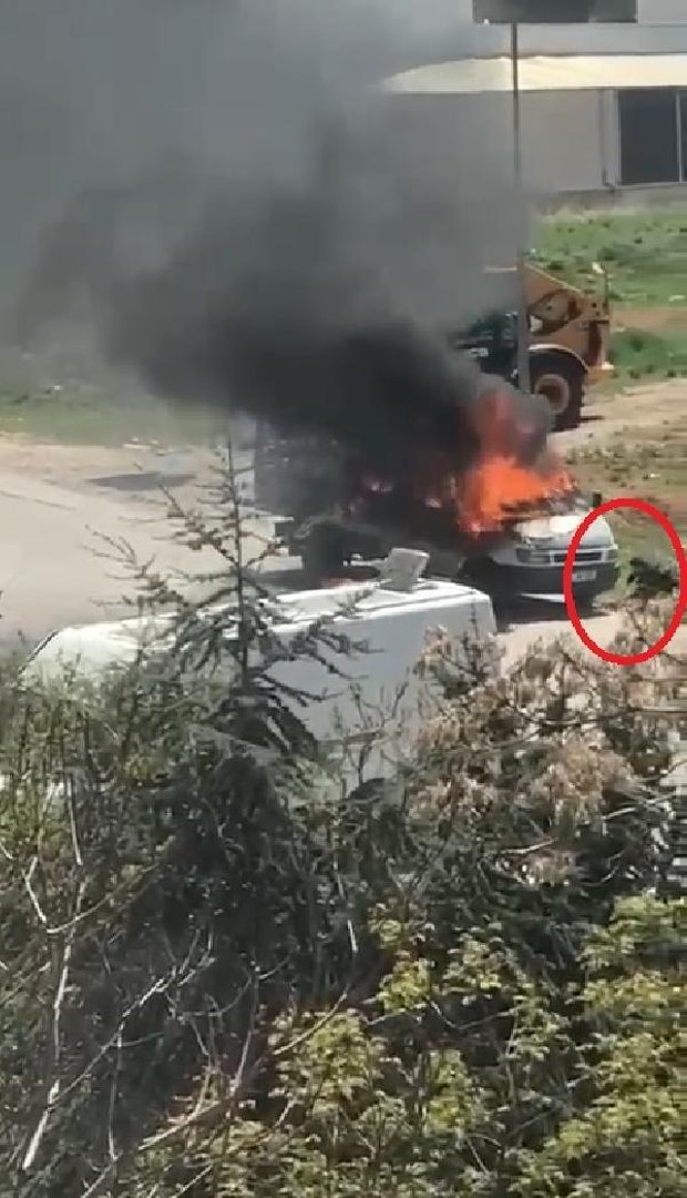 ⁣Hareket halinde yanan kamyoneti, tekerine taş koyarak durdurdu
