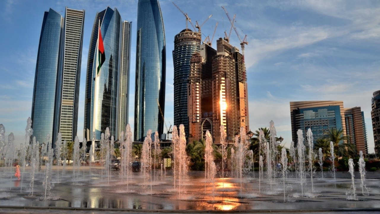 لماذا أبقت "Fitch" نظرتها المستقبلية لاقتصاد أبوظبي مستقرة؟