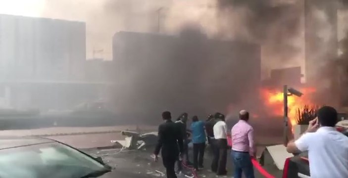 احتراق 3 سيارات إثر سقوط رافعة في دبي