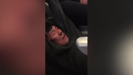 نحو مليار دولار تكلفة طرد "يونايتد إيرلاينز" لأحد ركابها بالقوة والشركة تعتذر بعد 48 ساعة