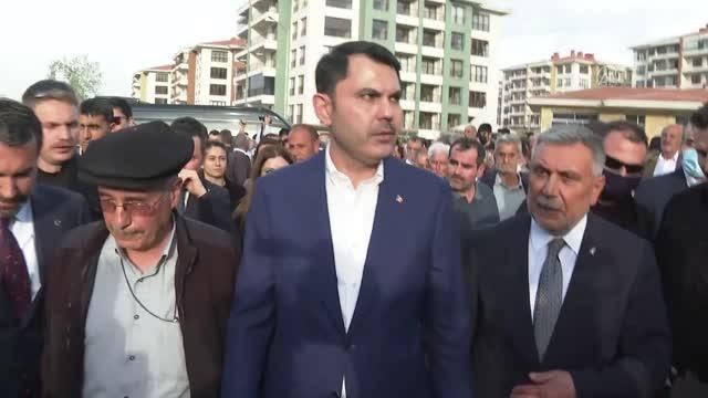 Bakan Kurum, Sürsürü Mahallesinde yapımı tamamlanan deprem konutlarında incelemelerde bulundu