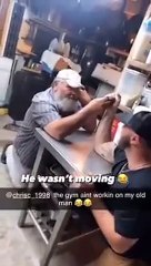 Un jeune costaud se fait humilier par son père au bras de fer !