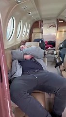 Un pilote d'avion fait une blague à son pote qui dort profondément