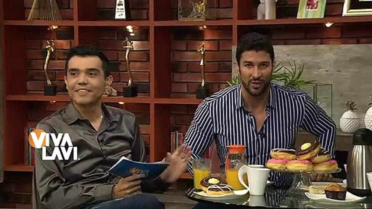 Lady Patadas: Mujer golpea a policías por detenerla