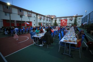 Descargar video: Son dakika gündem: Kırklareli Valisi Bilgin, savaş mağduru Ukraynalı vatandaşlarla iftarda buluştu