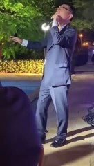 Embaixador da Coreia do Sul faz sucesso ao cantar em jantar