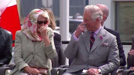 نوبة ضحك للأمير تشارلز وزوجته تعرضهما للانتقادات ..