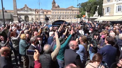 "Camerata Almirante, presente", saluti romani al funerale nostalgico di donna Assunta
