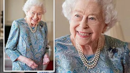 'Infectious smile' Queen delights royal fans with 'cheery' expression in new pictures