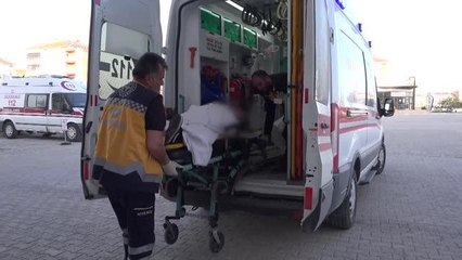 Devrilen otomobildeki 4 kişi yaralandı