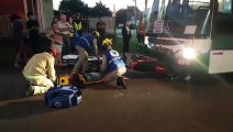 Forte colisão entre motocicleta e ônibus deixa vítima ferida