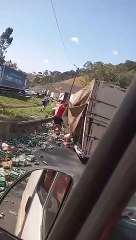 Carreta de cerveja tomba na Fernão Dias e pessoas saqueiam a carga