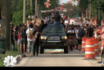 تراشق اتهامات بين مرشحي الرئاسة الأميركية واضطرابات في الشارع