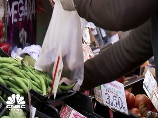 عدوى "الشراء الهلعي" تصيب بعض المتاجر حول العالم