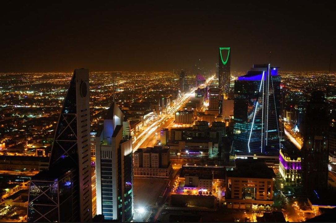 ما هي القطاعات التي ستتأثر برفع ضريبة القيمة المضافة في السعودية بعد أيام؟