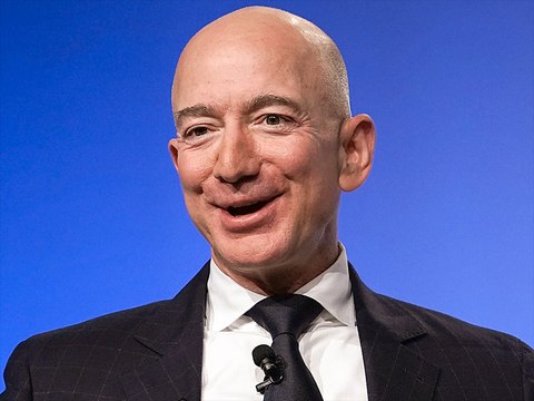 جيف بيزوس يتصدر عنواين الصحف بعد 26 عاما على قيادة Amazon ..بيزوس يتنحى عن منصبه