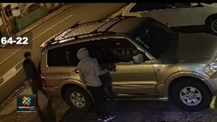 tn7-Una-cámara-captó-el-momento-en-que-dos-delincuentes-roban-un-vehículo-en-Heredia--260422