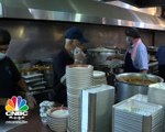 الكويت تسمح للزبائن بالجلوس في المطاعم وسط ترحيب من الرواد واصحاب المطاعم الذين خسروا نحو 80٪؜ من إيردتهم