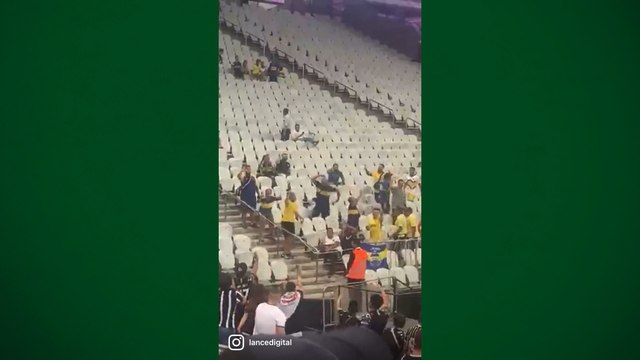 Torcedor do Boca Juniors é flagrado imitando macaco em direção a torcida do Corinthians