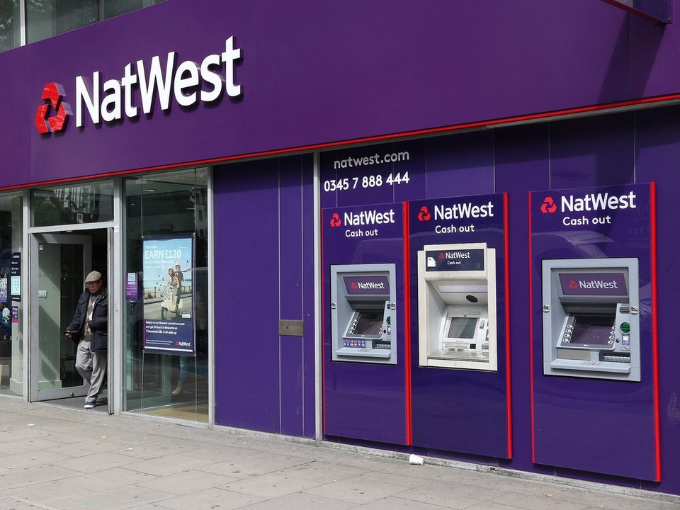 بنك NatWest أول بنك في بريطانيا يعترف بالفشل في...