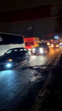 “Live“ Carretera a Chapala colapsa por árboles caídos y un tráiler varado