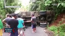 Tak Kuat Menanjak, Truk Bermuatan Pupuk Terguling