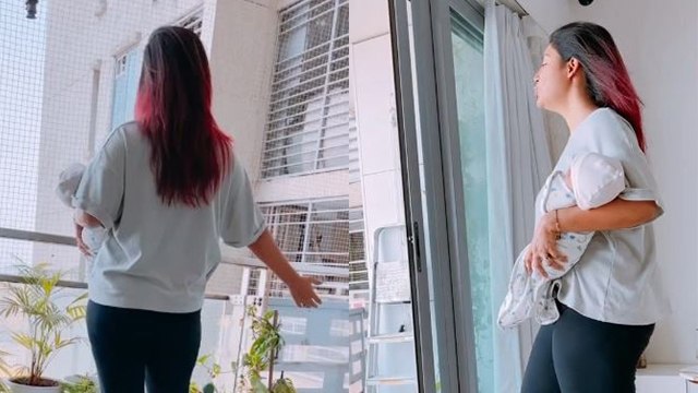 Debina Bonnerjee Daughter Lianna को एक हाथ में गोद लेने पर Troll, 'मैडम बच्ची है खिलौना..' | Boldsky