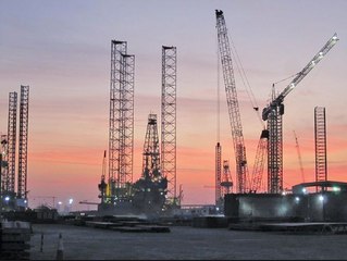 ما هي العوامل التي قد تساهم في تخفيف ضغوط التمويل بالخليج؟