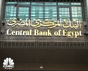 مصر تعيد حساباتها على وقع الحرب وتضبط أسعار الخبز الحر وترفع سعر الفائدة