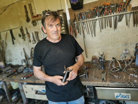 Aigues-Mortes : le ferronnier Marc Gibelin façonne les tridents