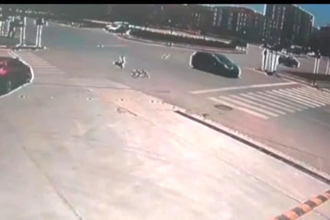 Otomobilin çarptığı bisiklet sürücüsü metrelerce sürüklendi