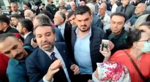 Depremzedelerin, AKP’li başkana tepkisini görüntüleyen gazeteci darp edildi
