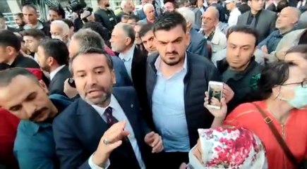 Depremzedelerin, AKP’li başkana tepkisini görüntüleyen gazeteci darp edildi
