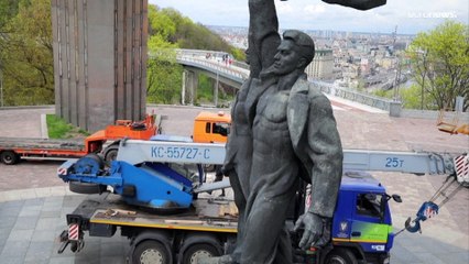 شاهد: كييف تفكك تمثالاً يرمز للصداقة بين روسيا وأوكرانيا إبان العهد السوفيتي